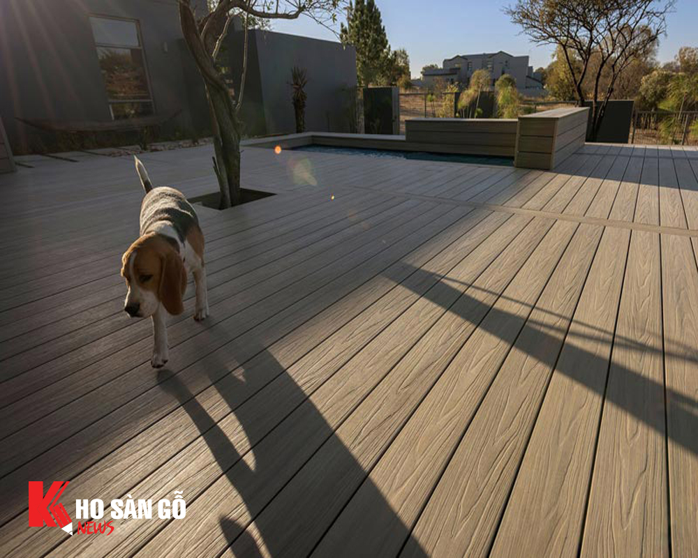 Sàn gỗ UltrAwood có lớp UltraShield bề mặt bảo vệ sàn bền chắc theo thời gian.