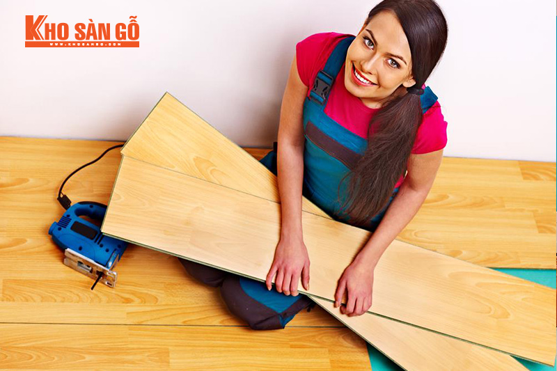 dùng búa cao su khi lắp đặt sàn gỗ