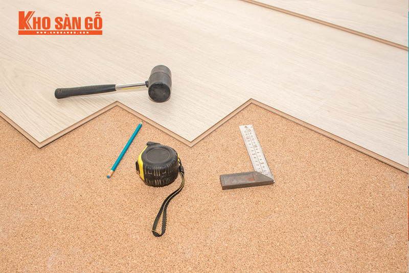 dùng búa cao su khi lắp đặt sàn gỗ