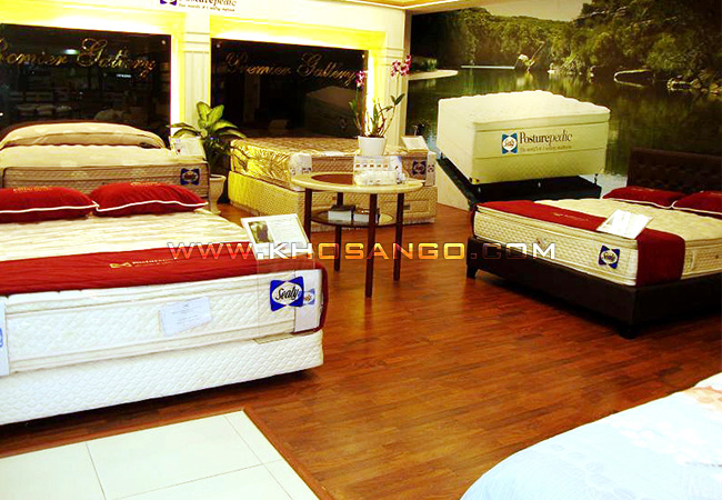 Sàn gỗ lót sàn trưng bày tại Plaza Hùng Vương
