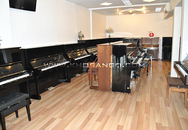 Sàn gỗ lót sàn showroom nhạc cụ