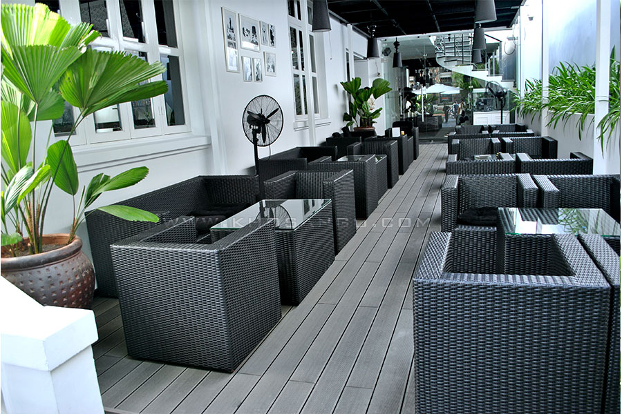 gỗ nhựa lót sàn quán cafe ngoài trời