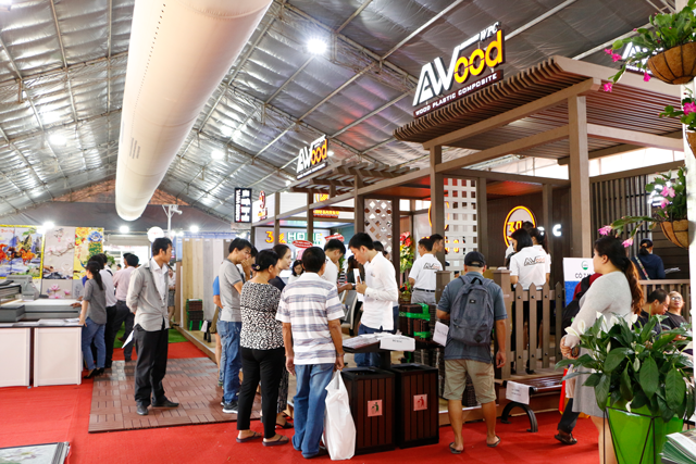 khach hang tham quan gian hang awood tai vietbuild