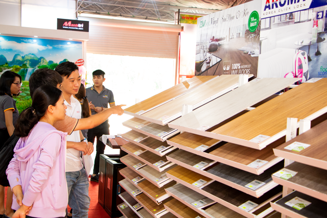 khach hang tham quan thuong hieu san nhua tai vietbuild