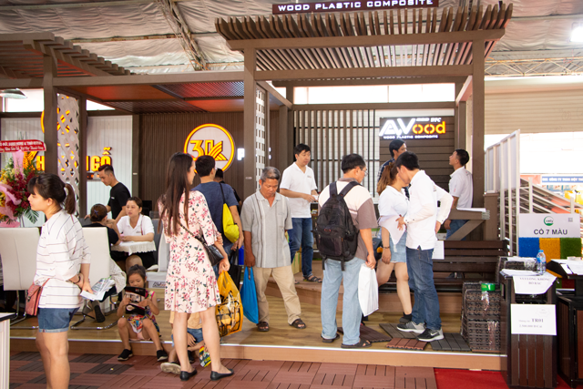 khach hang tham quan gian hang awood tai vietbuild