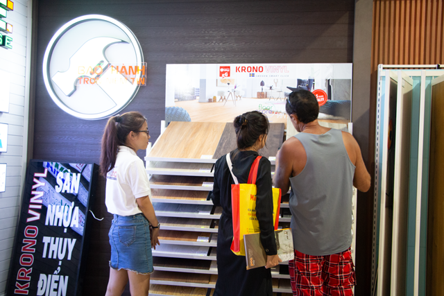 khach hang tham quan gian hang krono vinyl tai vietbuild