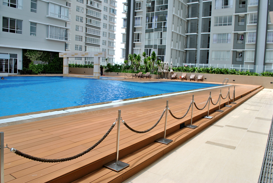 sàn gỗ hồ bơi ngoài trời sang trọng
