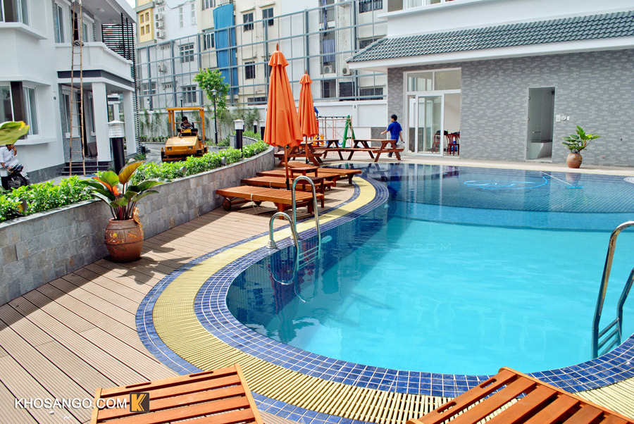 sàn gỗ hồ bơi ngoài trời sang trọng