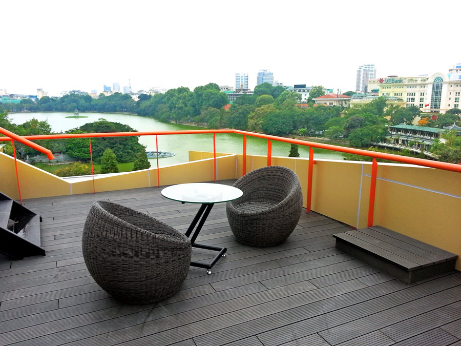 sàn gỗ quán cafe ngoài trời