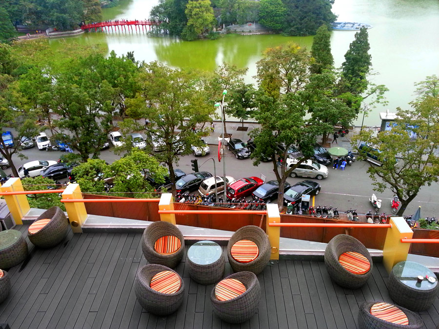 sàn gỗ quán cafe ngoài trời