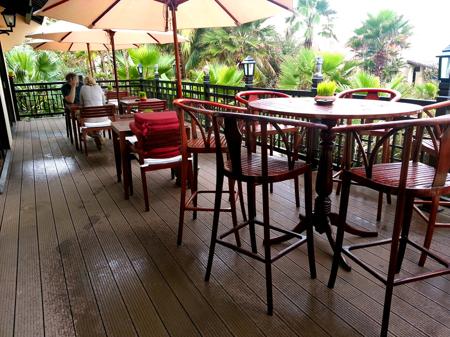 sàn gỗ quán cafe ngoài trời