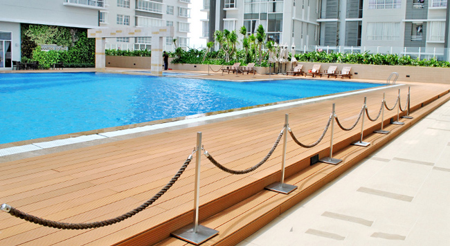 Sàn gỗ hồ bơi ngoài trời tại Sunrise City