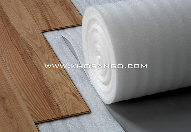 Trãi xốp trước khi lót sàn gỗ, chống ẩm, giảm ồn
