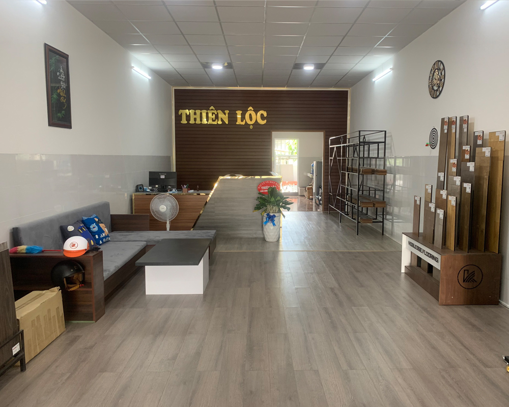Bài trí nội thất bên trong cửa hàng Kho sàn gỗ Bạc Liêu.
