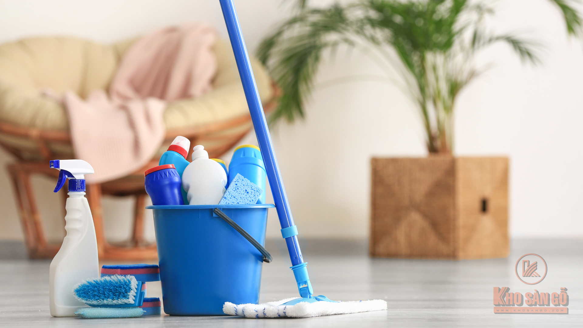 Để sàn gỗ công nghiệp luôn sạch bóng và bền đẹp, bạn cần áp dụng đúng kỹ thuật và lựa chọn dụng cụ, dung dịch phù hợp
